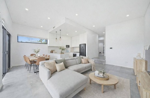 Bankstown House | *Modern 2-Level Home Parking Family Home