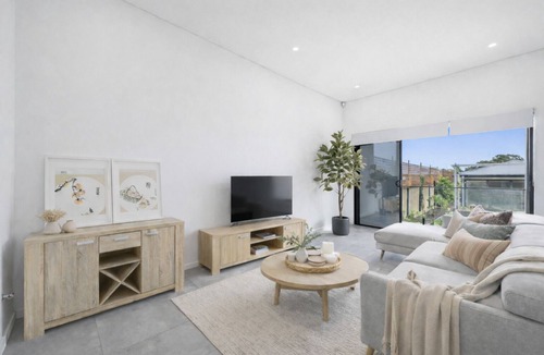 Bankstown House | *Modern 2-Level Home Parking Family Home