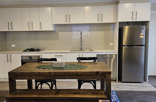 Campbell House | Modern 2BR/1BA/2+CAR Home in Central Canberra