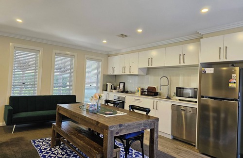 Campbell House | Modern 2BR/1BA/2+CAR Home in Central Canberra