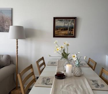 Lyneham Apartment | Modern 2BR 2Bath with Balcony near ANU & City Quiet Stay Free Parking