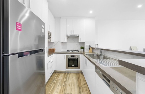 Glebe Apartment | Modern 2BR Apt w Parking | Walk to ICC & CBD
