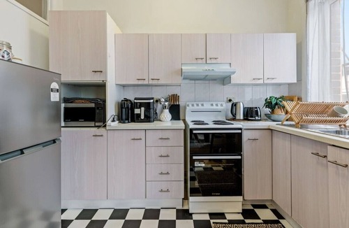 Bondi Beach Apartment | Modern 2BR Boho Apt One Block From The Beach