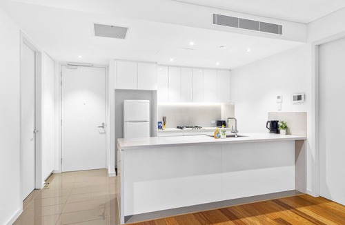Burwood Apartment | Modern 2BR Ground-Floor APT in Heart of Burwood