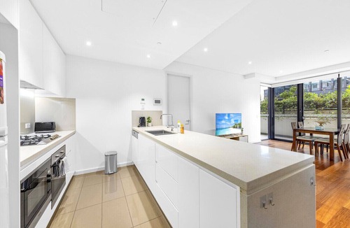 Burwood Apartment | Modern 2BR Ground-Floor APT in Heart of Burwood