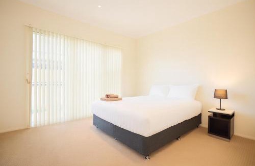 Muswellbrook Villa | Modern 2BR Townhouse with BBQ & Pool Access