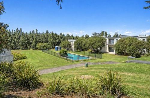 Muswellbrook Villa | Modern 2BR Townhouse with BBQ & Pool Access