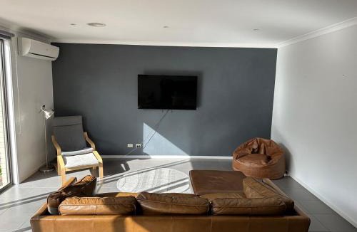 Craigieburn House | Modern 3 bed 2 bath house, parking and outdoor space