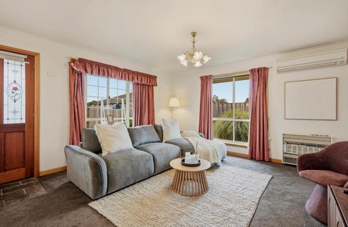 Youngtown House | Modern 3 Bedroom Family Retreat Free Parking Near Launceston CBD