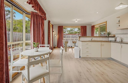 Youngtown House | Modern 3 Bedroom Family Retreat Free Parking Near Launceston CBD