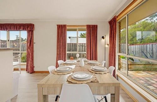 Youngtown House | Modern 3 Bedroom Family Retreat Free Parking Near Launceston CBD