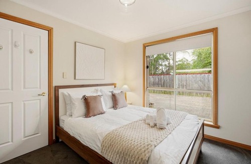 Youngtown House | Modern 3 Bedroom Family Retreat Free Parking Near Launceston CBD