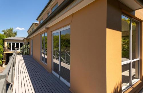 East Launceston House | Modern 3 Bedroom Townhouse - 4 mins to CBD!