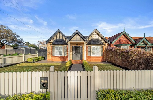 Allenby Gardens House | Modern 3BR Cottage Near City & Beach