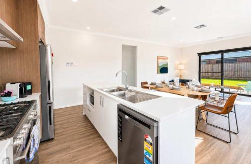 Armstrong Creek House | Modern 4BR Family Retreat near Torquay & Geelong