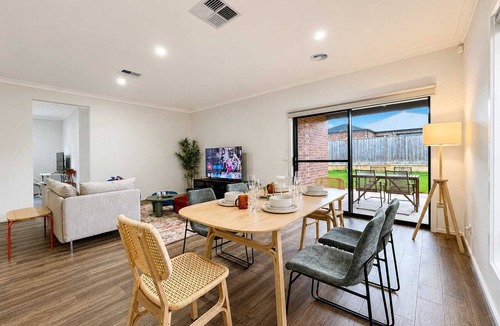 Armstrong Creek House | Modern 4BR Gateway to Great Ocean Rd and Geelong