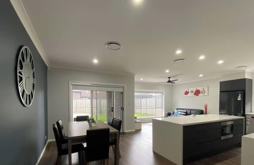 Gledswood Hills House | Modern 4BR Home Parking Family Friendly