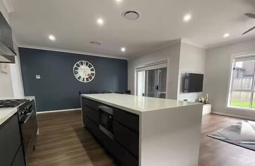 Gledswood Hills House | Modern 4BR Home Parking Family Friendly
