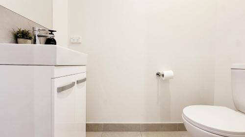 Mambourin House | Modern 4BR Townhouse by Goodlive