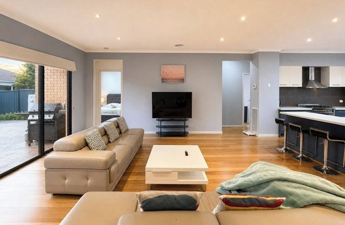 Derrimut House | Modern 5BR Retreat with Multiple Living Zones
