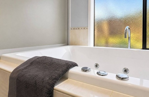 Derrimut House | Modern 5BR Retreat with Multiple Living Zones