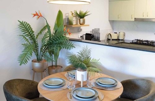 Westcourt Apartment | Modern Apartment with Pool and Balcony in Westcourt