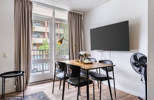Plympton Apartment | Modern Apartment with Free Parking | Wi-Fi | Netflix | 5km to CBD & Glenelg