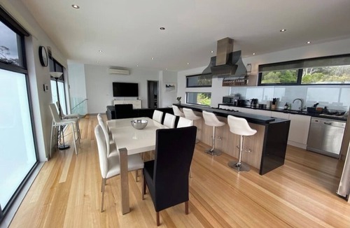 McCrae House | Modern Beach Escape – 4BR + Walk to Beach