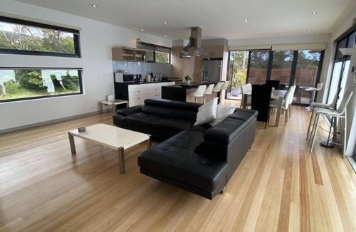 McCrae House | Modern Beach Escape – 4BR + Walk to Beach