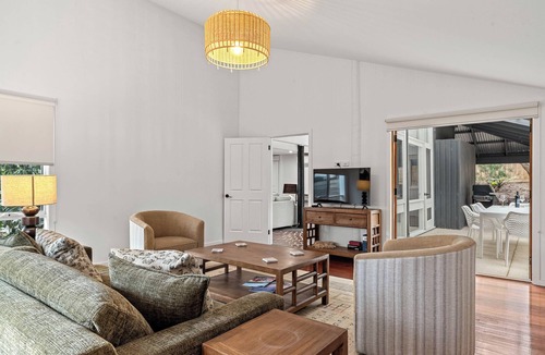 Rhyll House | Modern Beach holiday House in Rhyll close to Beach, Restaurants, boating