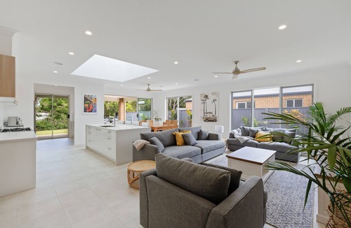 Cowes House | Modern Beach House in Cowes with outdoor spa
