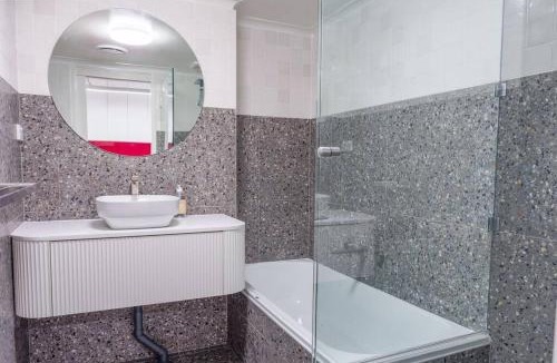 Reid Apartment | Modern Boutique CBD 2BR 1st Floor Apt