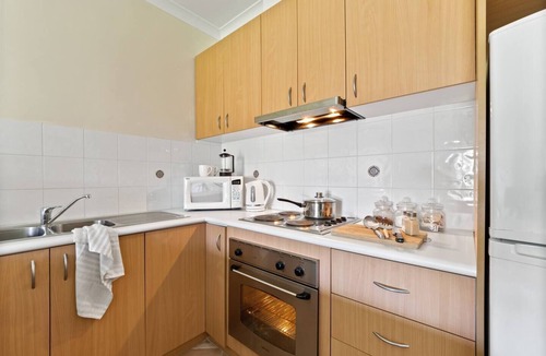 Halls Head Apartment | Modern canal apartment sleeps 2