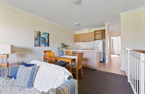 Halls Head Apartment | Modern canal apartment sleeps 2
