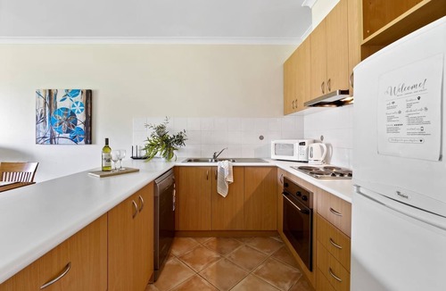 Halls Head Apartment | Modern canal apartment sleeps 2
