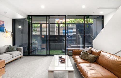 Carlton South Apartment | Modern Carlton Living Minutes to CBD