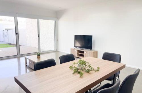 Wagga Wagga House | Modern Central Retreat 1