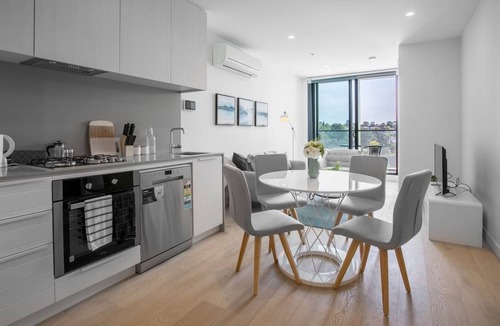 Parkville Apartment | [Modern City] Comfy and warm Apt@Parkville+Carpark