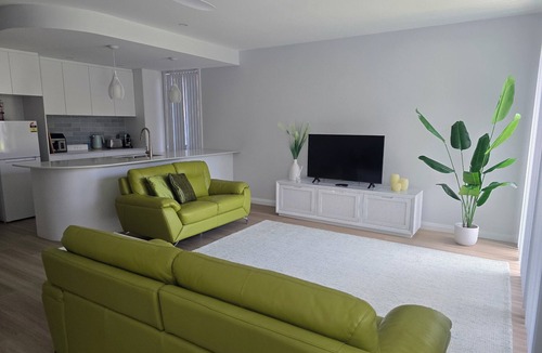 Sanctuary Point House | Modern Coastal 2-Bed Apartment- 5Min Walk to Paradise Beach & Local Shops.