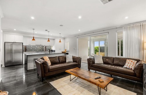 Jindalee Apartment | Modern Coastal Haven, Walk to Eden Beach & Shops