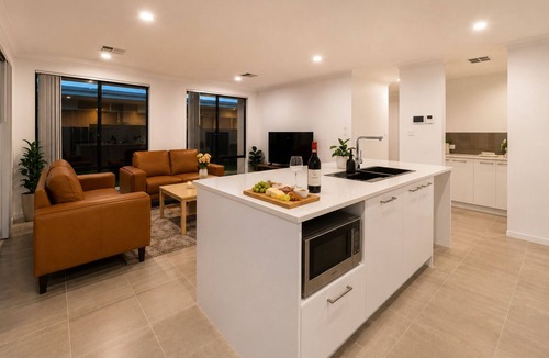 Madora Bay House | Modern coastal retreat in Madora Bay, minutes from the beach. Enjoy spacious living and easy access to Mandurah's coastline, parks, shops, and local attractions—perfect for families and friends.