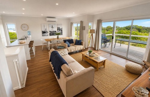 Lacepede House | Modern Coastal Retreat | Walk to the Beach | Sleeps 12