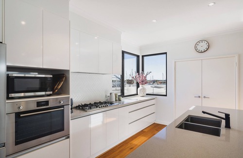 Geographe House | Modern Coastal Townhouse – Beach & Marina Views