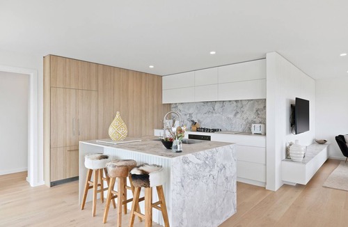 Sorrento House | Modern contemporary beach house in Sorrento with heated infinity pool & spa