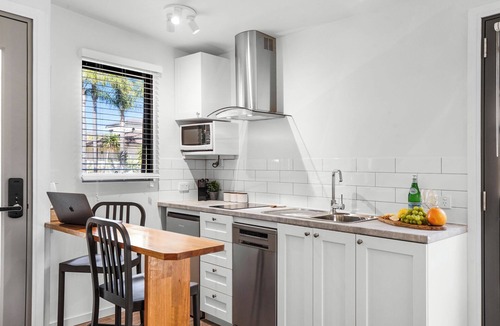 Connolly Cottage | Modern Cottage Near Joondalup Resort & Beaches