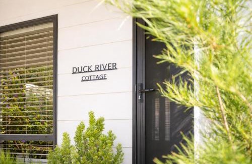 Mannum House | Modern Cottage with Short Walk to the River