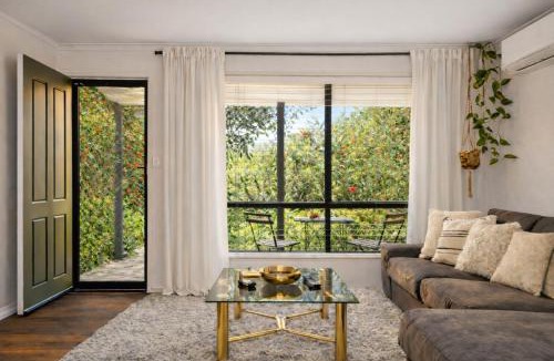 Mannum House | Modern Cottage with Short Walk to the River
