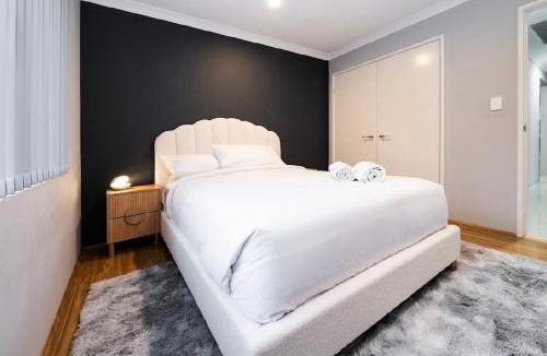 Dayton House | Modern Dayton Retreat near Swan Valley Perth Airport & Perth CBD