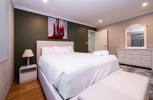 Dayton House | Modern Dayton Retreat near Swan Valley Perth Airport & Perth CBD