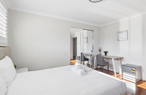 Seven Hills House | Modern Double Room Near Station & Easy M2 and M7 with Shared Bathroom and Amenities